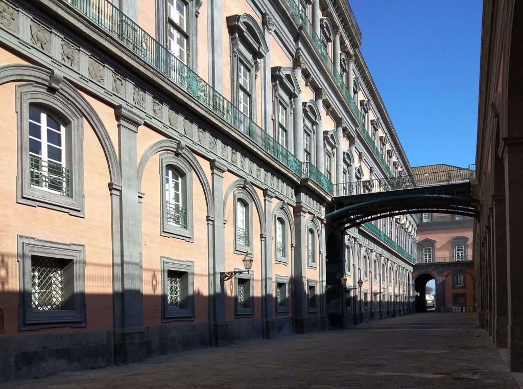 Palazzo Reale di Napoli - Cortile del Belvedere - vista interna che porta alla Soprintendenza Archeologia Belle Arti e Paesaggio per l'Area Metropolitana di Napoli